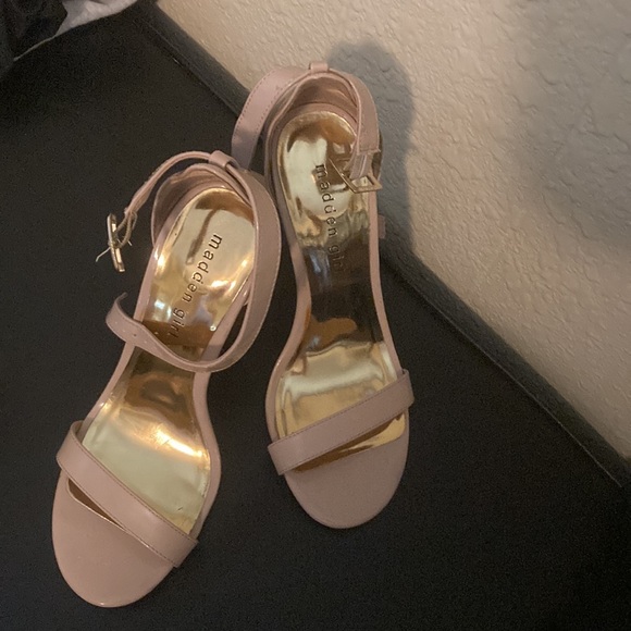 Only worn a couple times. Good condition. Nude/light pink - Picture 3 of 4